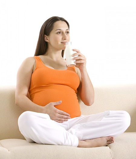Việc cung cấp và bổ sung canxi là việc cần ưu tiên hàng đầu và tiến hành ngay từ giai đoạn đầu mang thai.