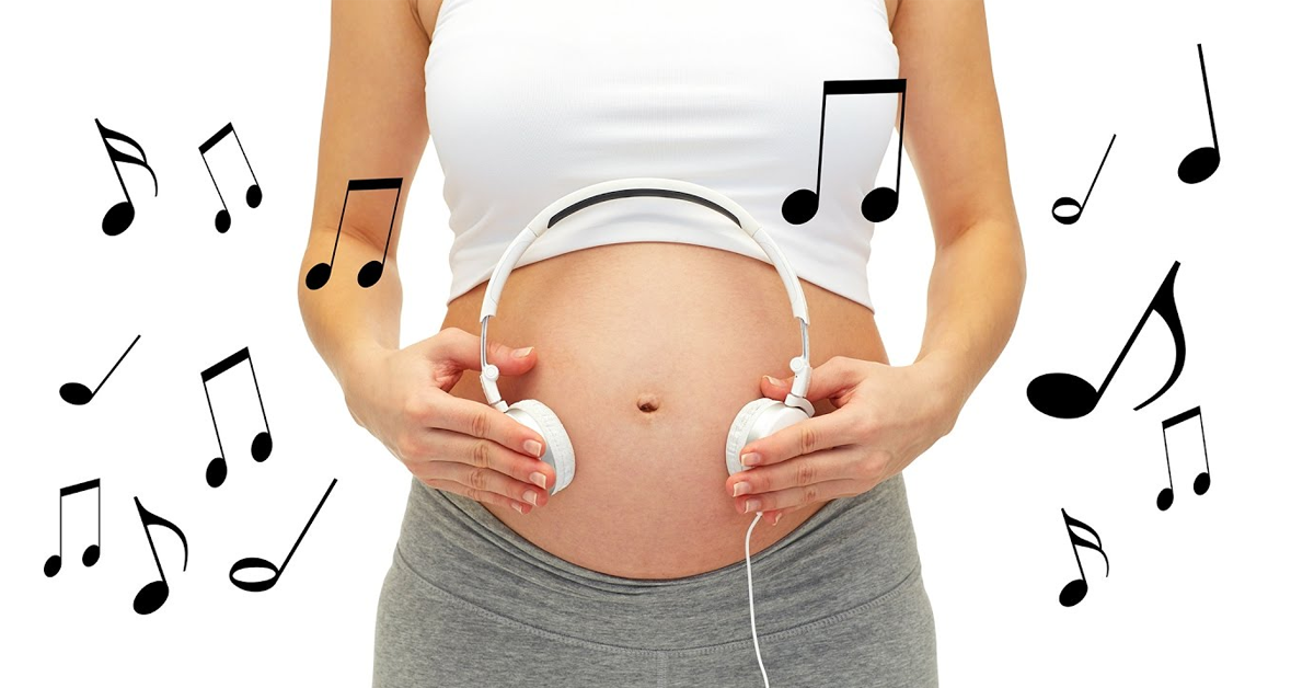 Thay vì chỉ nghe nhạc, mẹ bầu tự đàn và hát sẽ có ảnh hưởng tích cực hơn tới em bé, giúp kích thích não bộ của thai nhi.