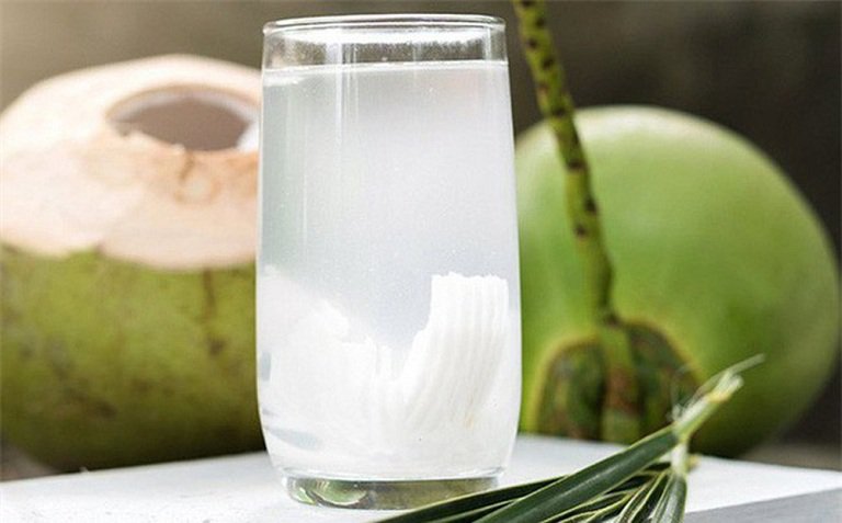 mùa hè mẹ bầu nên uống nước dừa giúp thanh nhiệt