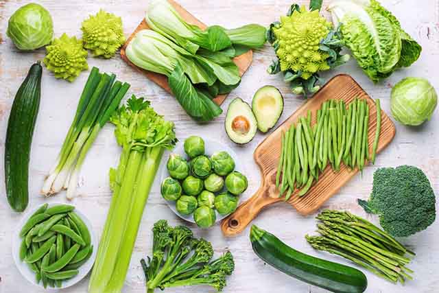 Các loại rau lá xanh đậm - Giàu sắt, acid Folic và vitamin